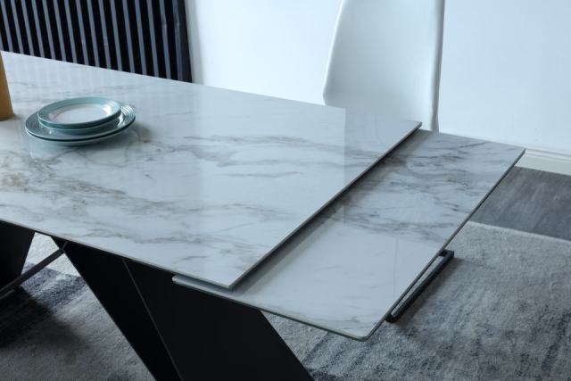 Extendable dining table