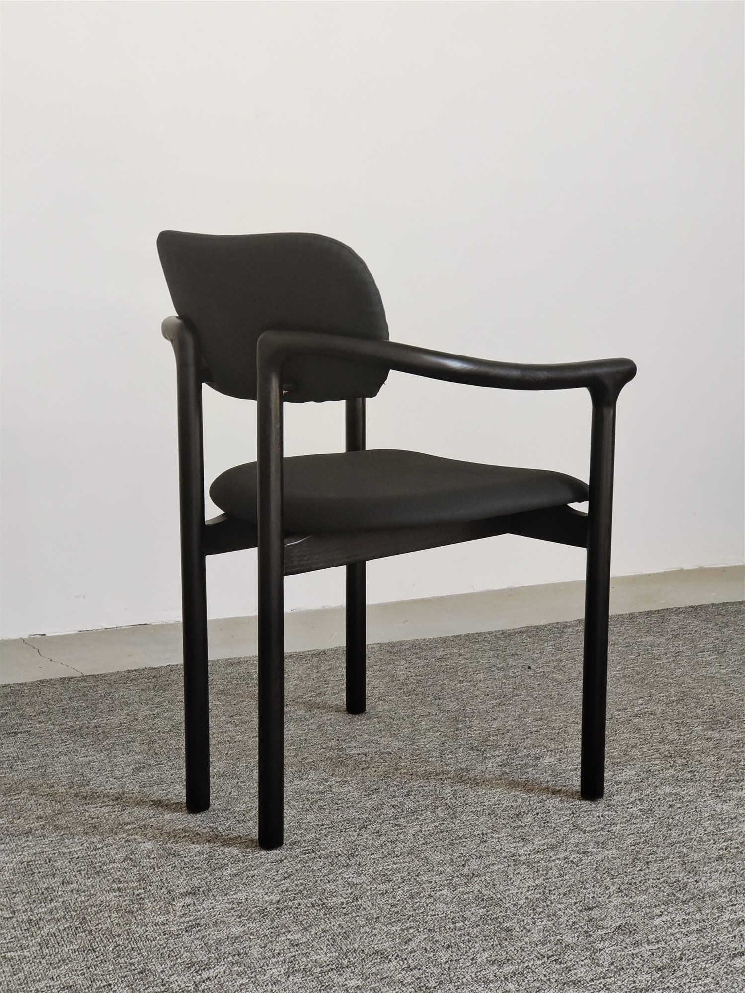 Crossing dining chair