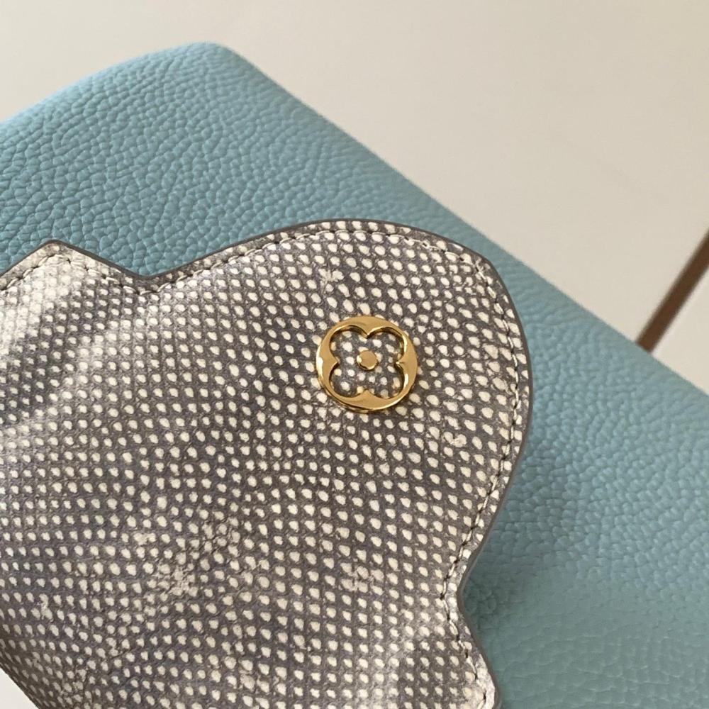 Capucines BB Taurillon LV  size 27 x 18x9