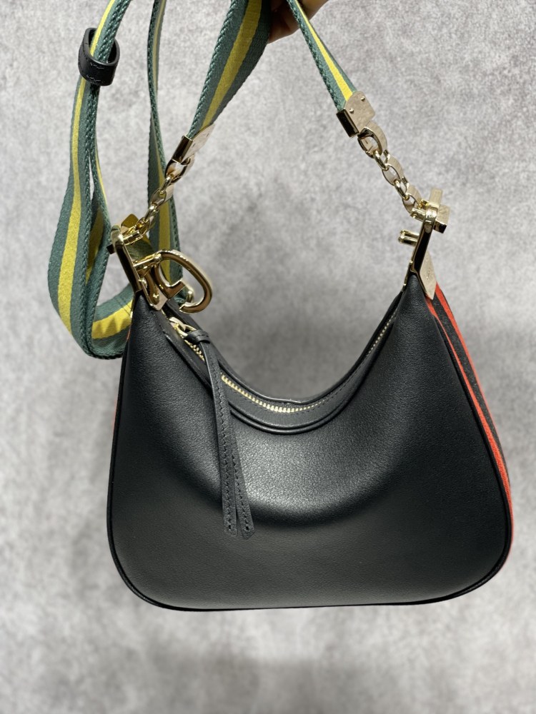 Gucci  size 23*22*5