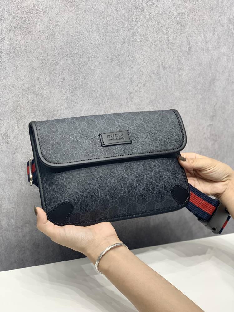 Gucci  size 24*17*3.5