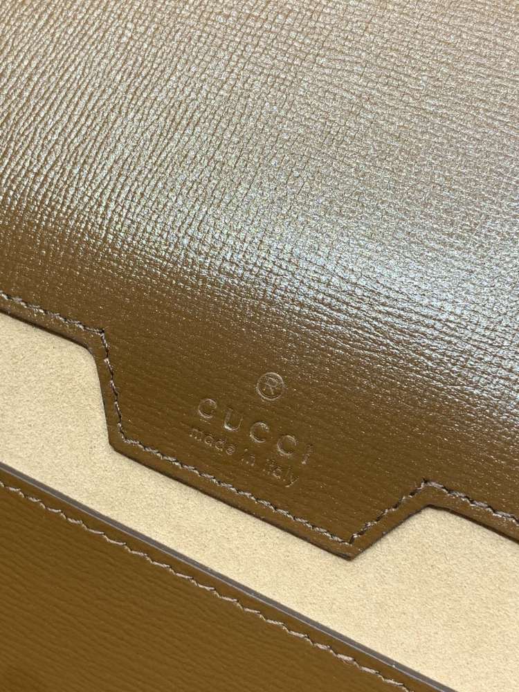 Gucci  size 26x16x4