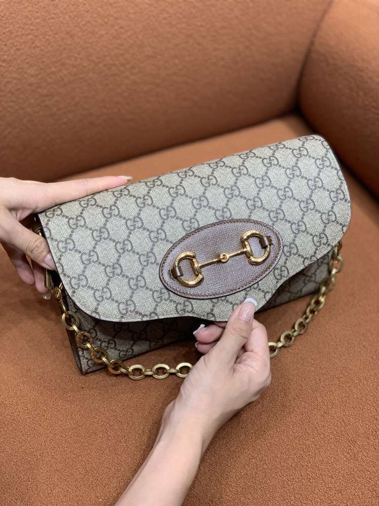 Gucci  size 26x16x4