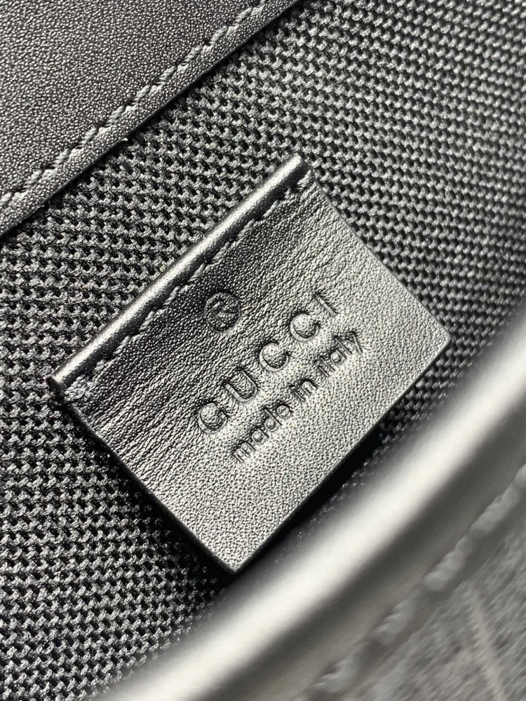 Gucci  size 24*17*3.5