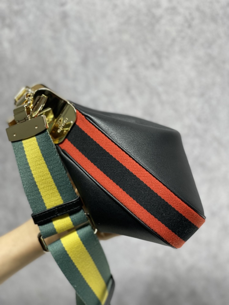 Gucci  size 23*22*5