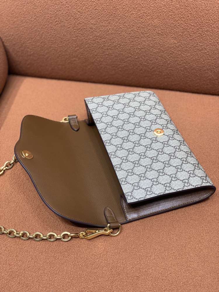 Gucci  size 26x16x4