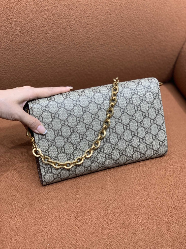 Gucci  size 26x16x4