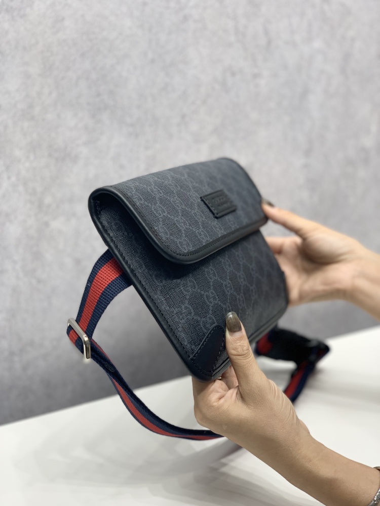 Gucci  size 24*17*3.5