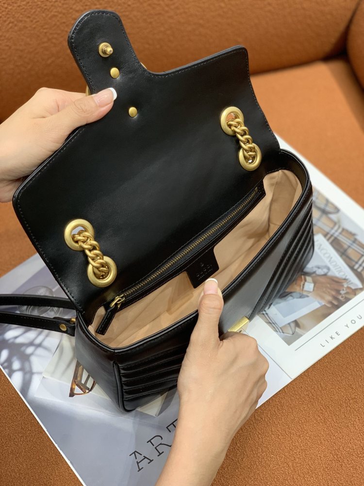 Gucci  size 26*15*7