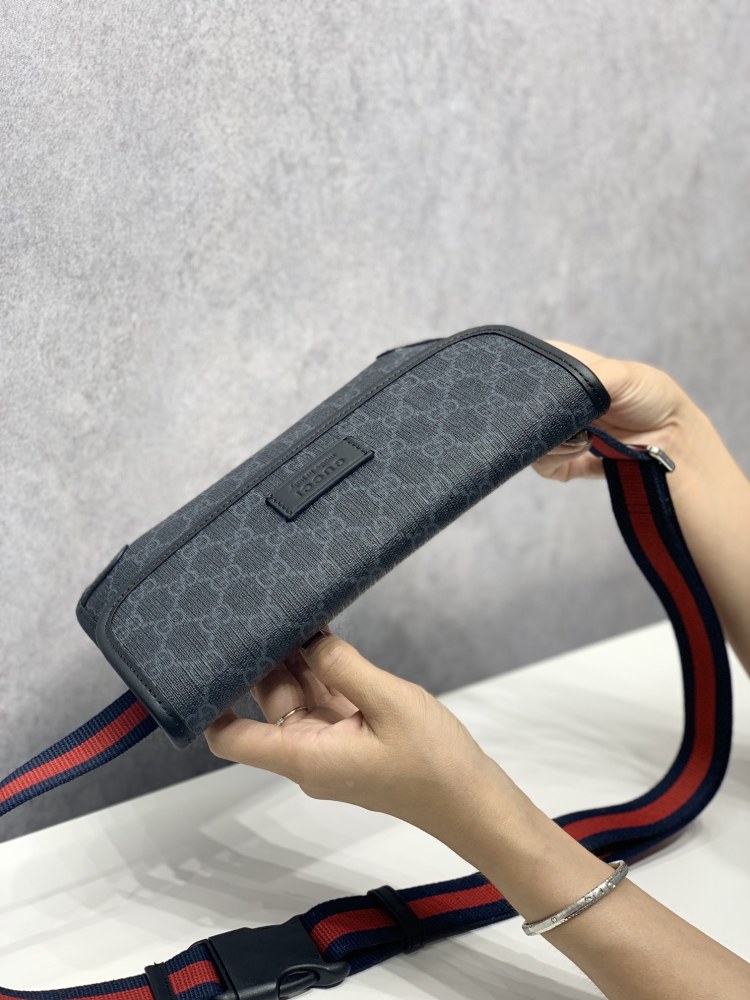 Gucci  size 24*17*3.5