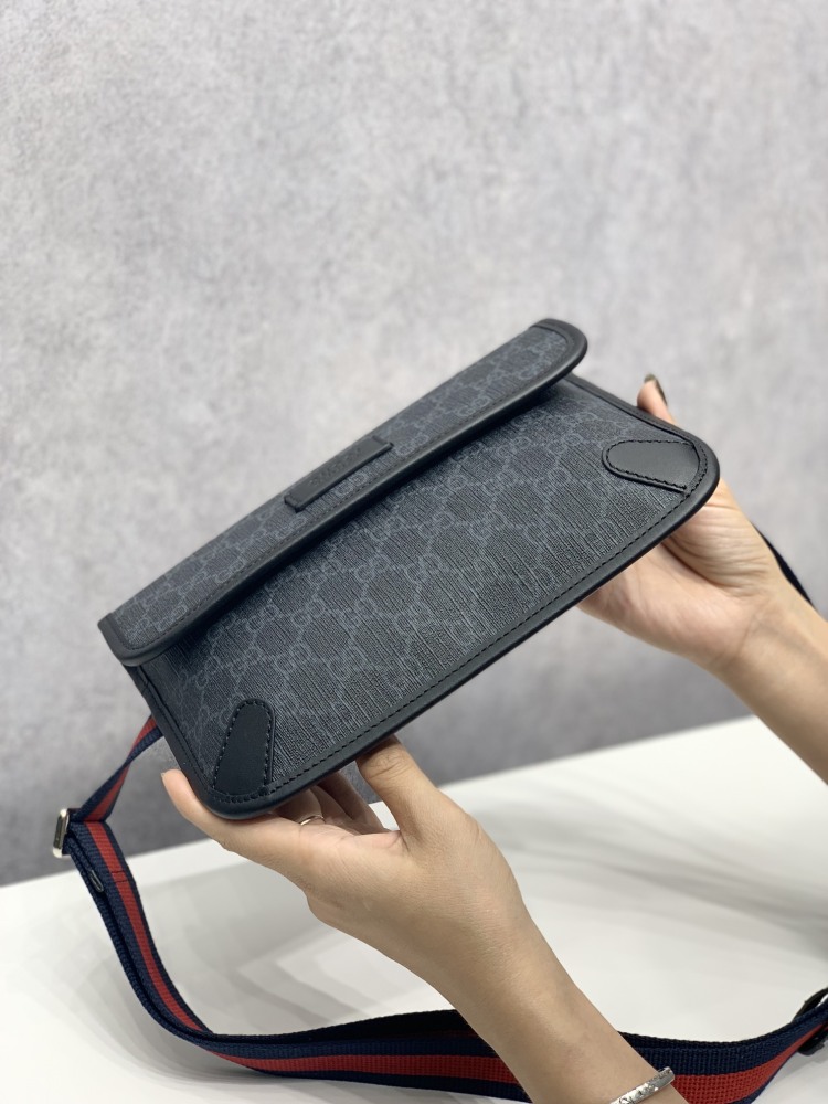Gucci  size 24*17*3.5