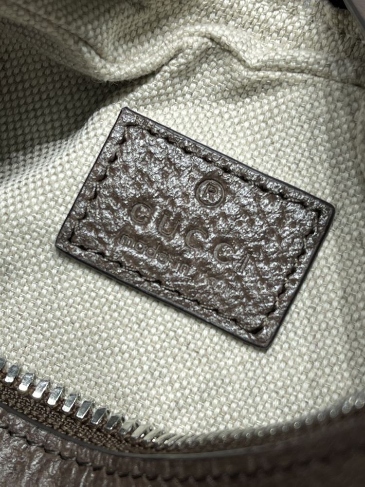 Gucci  size 23*22*5