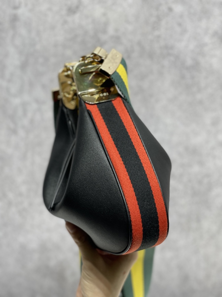 Gucci  size 23*22*5