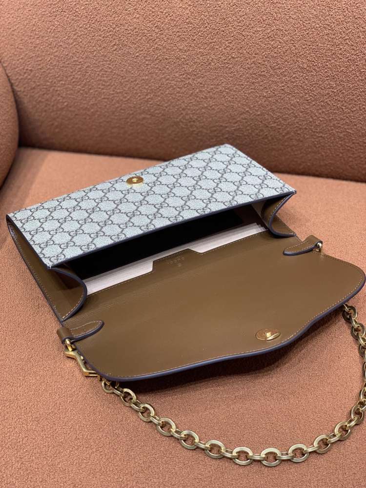 Gucci  size 26x16x4