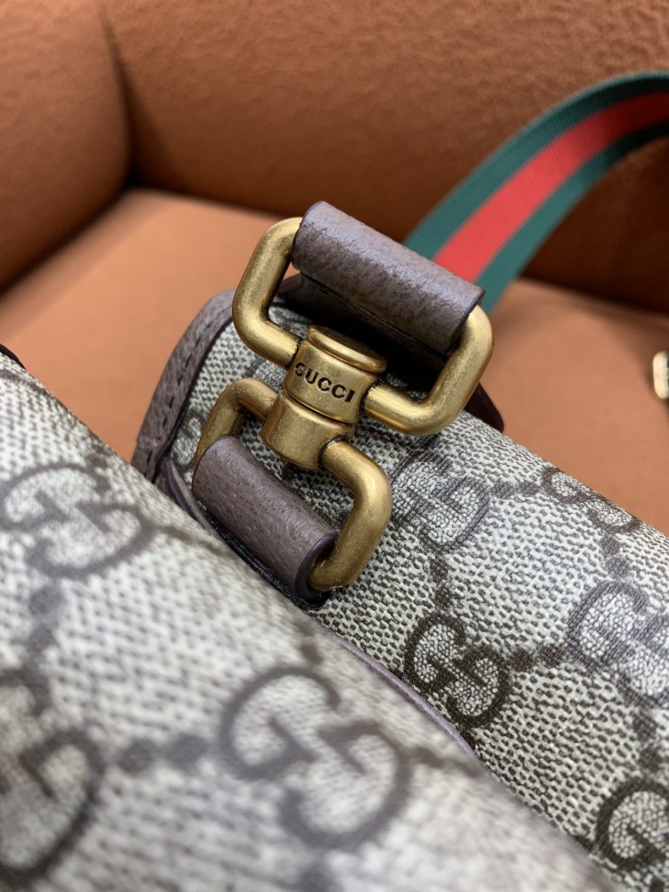 Gucci  size 22x16.5x4