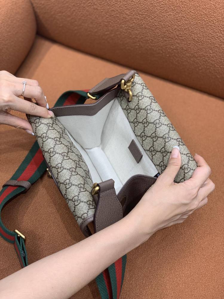 Gucci  size 22x16.5x4