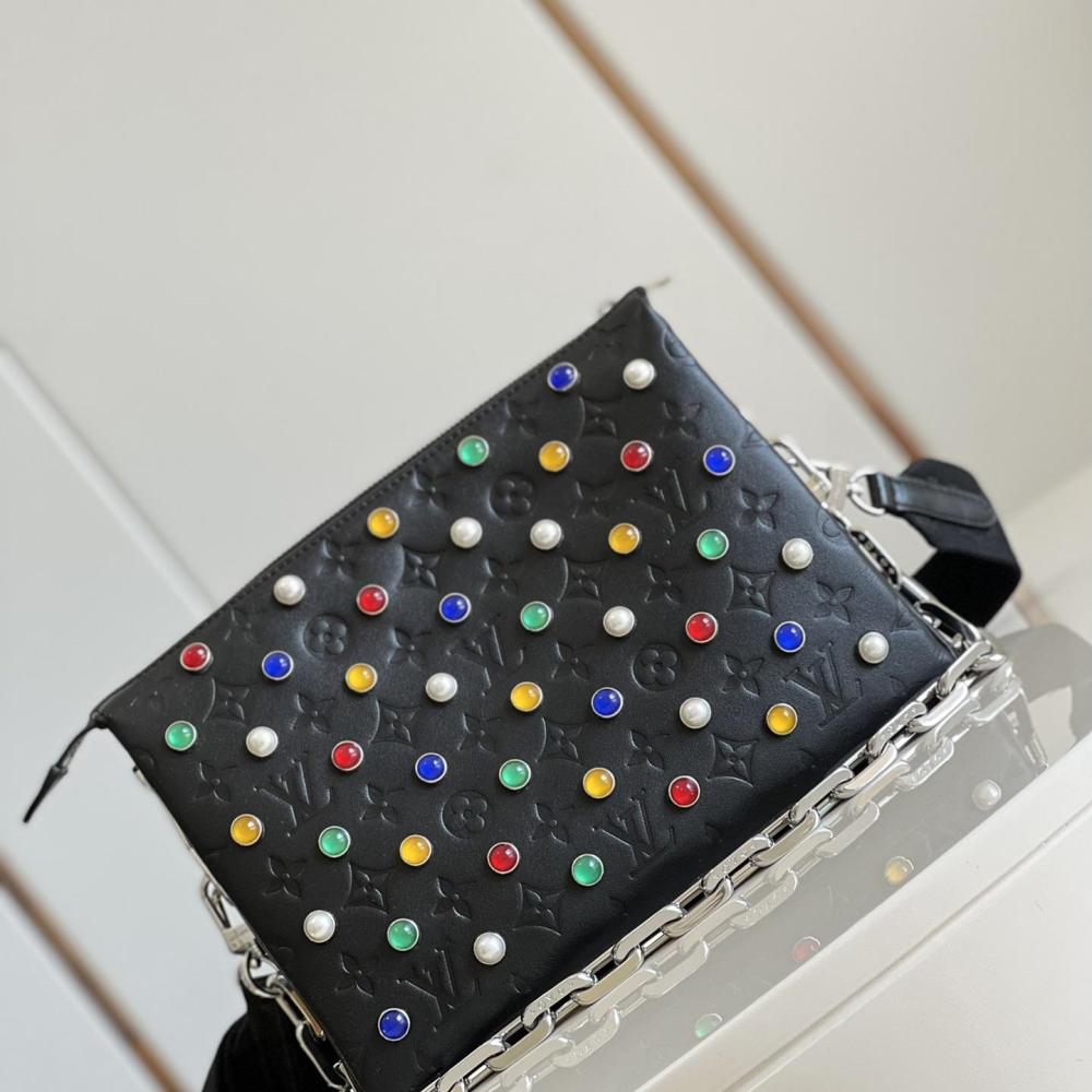 LV  Coussin M22429