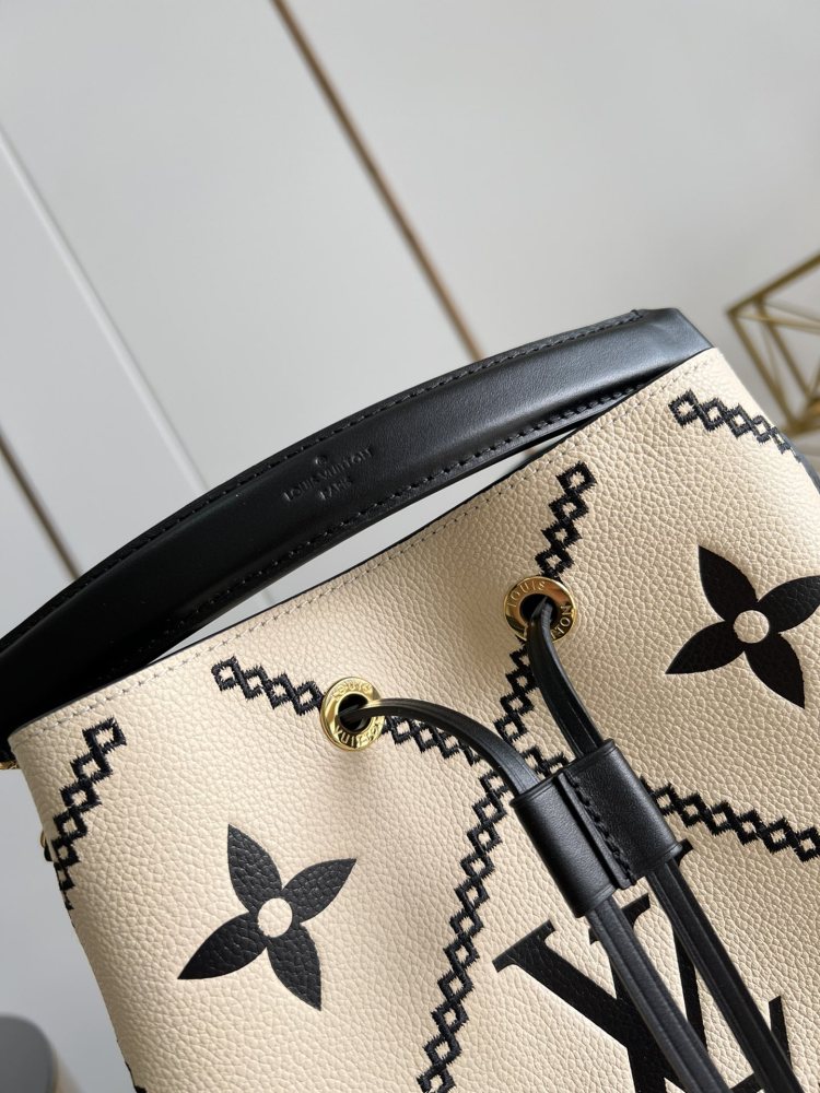 LV Monogram  Bucket Bags  size 26.0 x 26.0 x 17.5