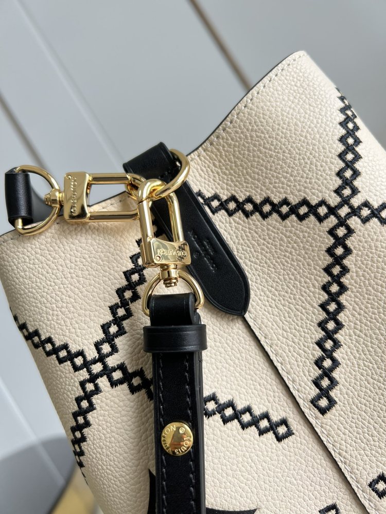 LV LV Monogram  size 26 x 26 x 17.5