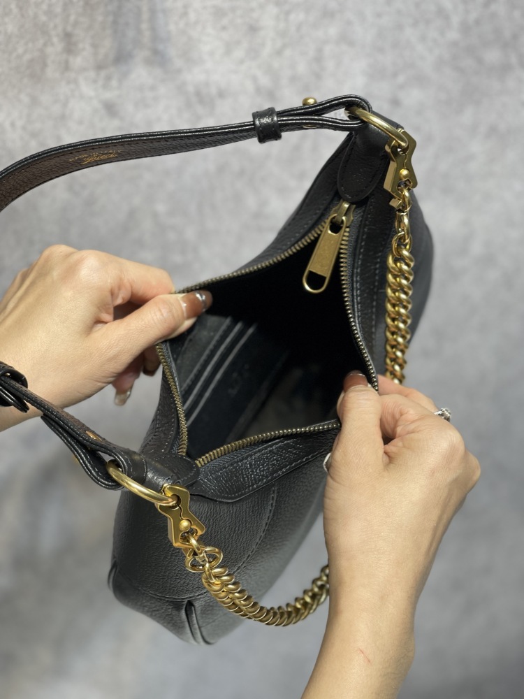 Gucci  size 25*19*7