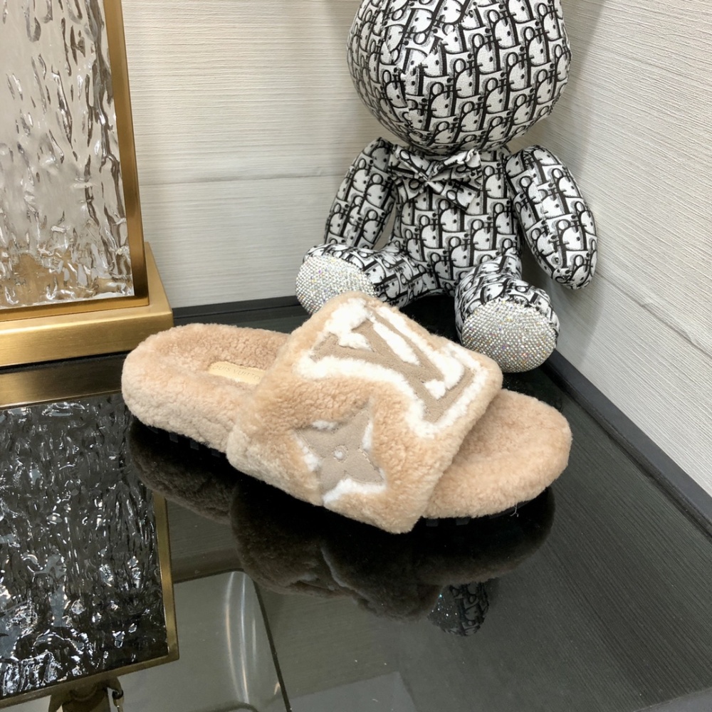 LV slippers lvu SIZE  lv毛拖