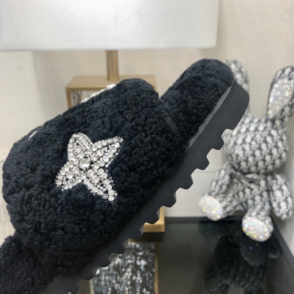 LV slippers lvu SIZE  lv毛拖