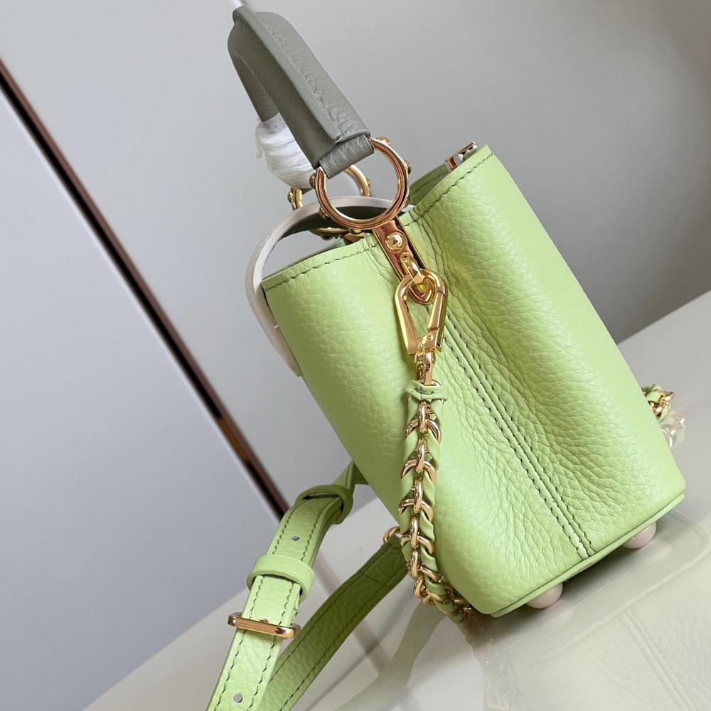 Capucines Taurillon size 27x18x9