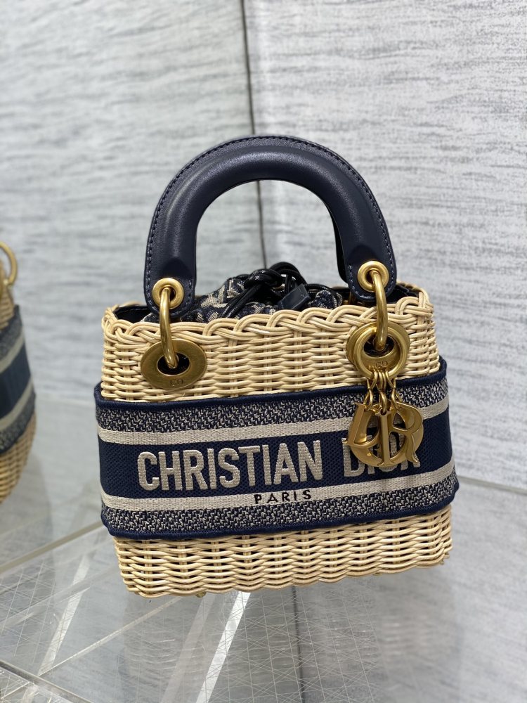 wicker Dior bucket size