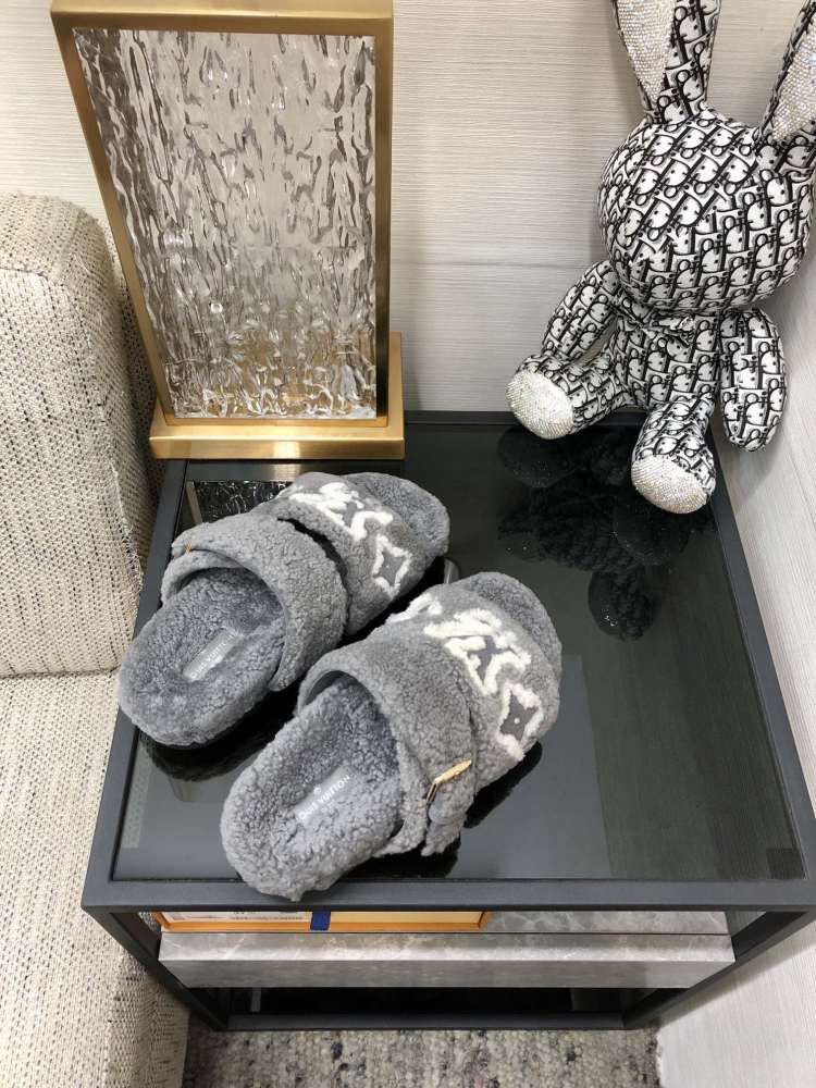 LV slippers lvu SIZE  lv毛拖