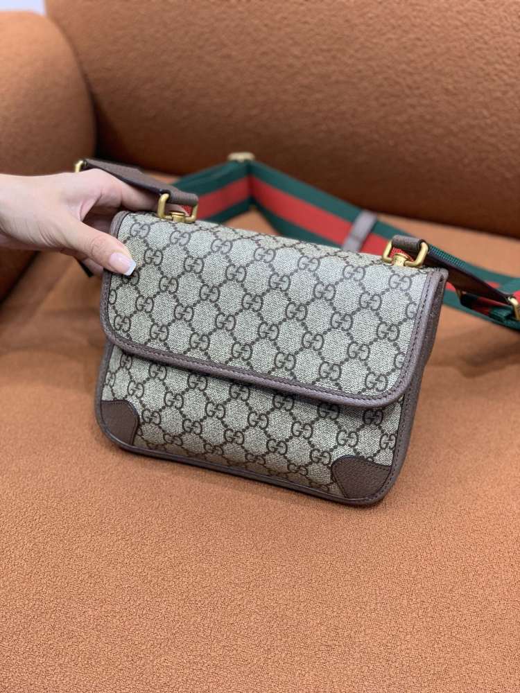 Gucci  size 22x16.5x4