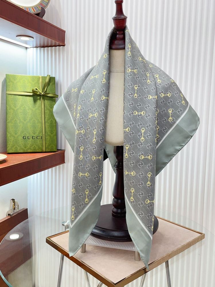 HERMES Scarf