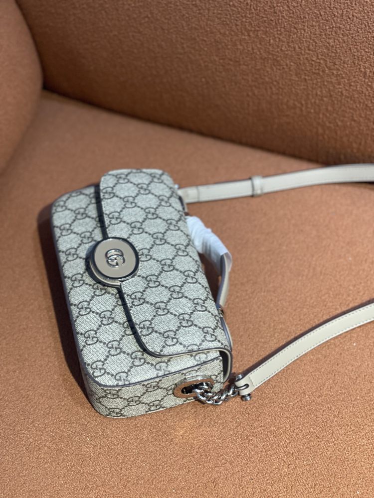 Gucci  size 21*10*5