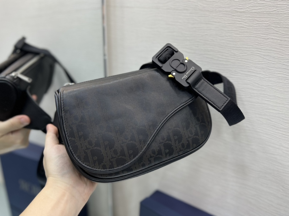 Dior man's Oblique saddle bag