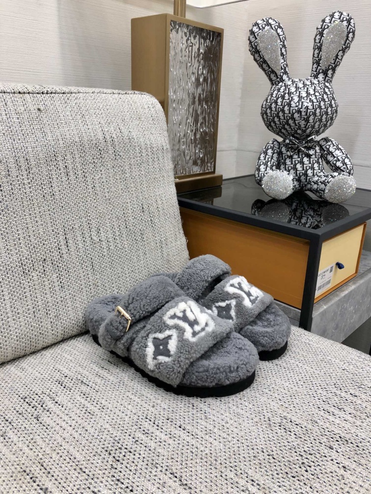 LV slippers lvu SIZE  lv毛拖