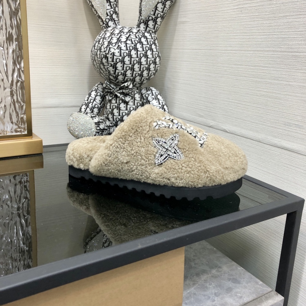 LV slippers lvu SIZE  lv毛拖