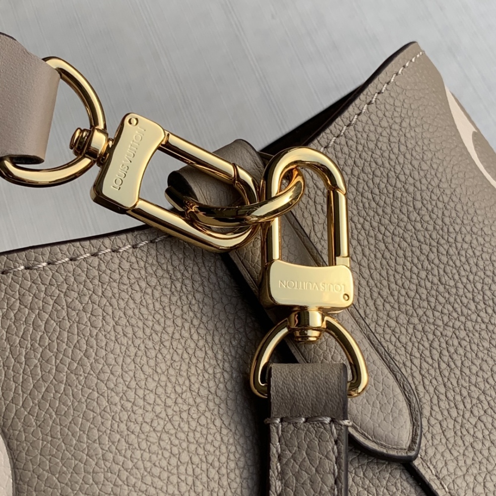 LV LV Monogram  size 26.0 x 26.0 x 17.5