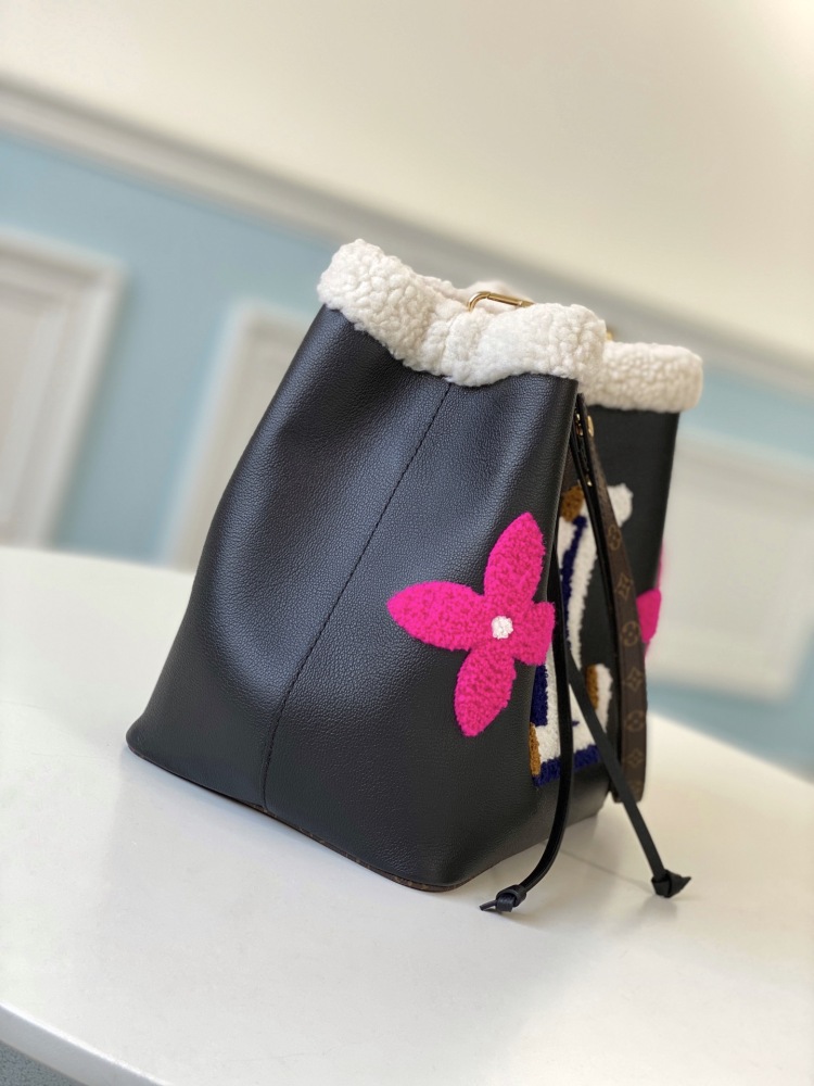 LV Monogram Bucket Bags  size 26 x 26 x 17.5