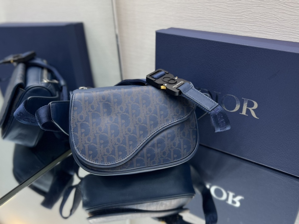 Dior man's Oblique saddle bag