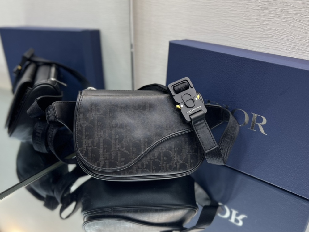 Dior man's Oblique saddle bag