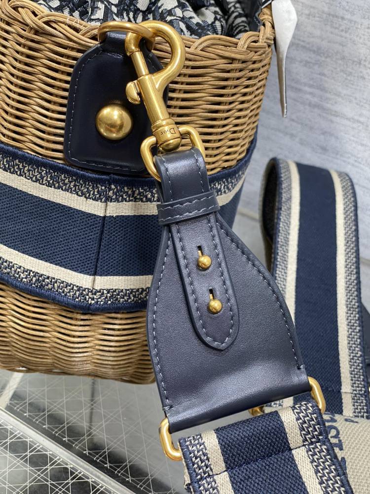 wicker Dior bucket size