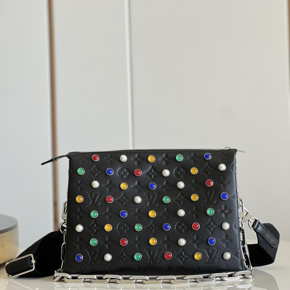 LV  Coussin M22429