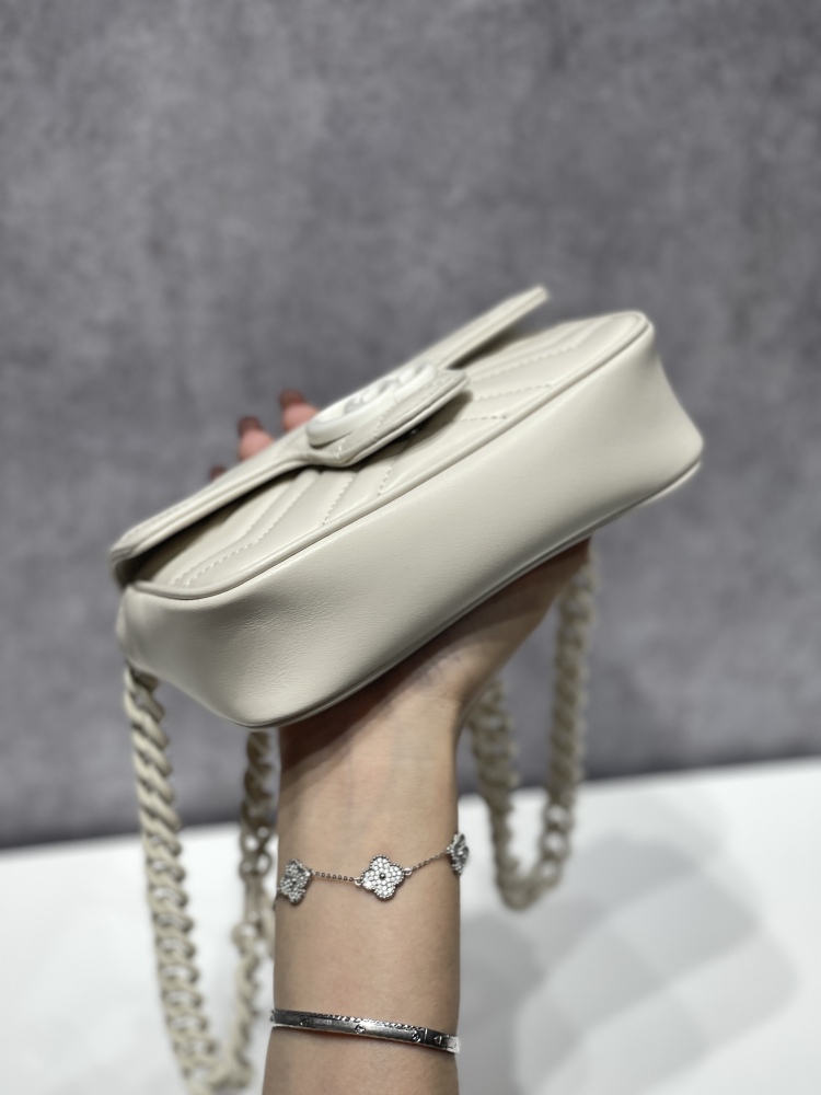 Gucci  size 16.5*5*10