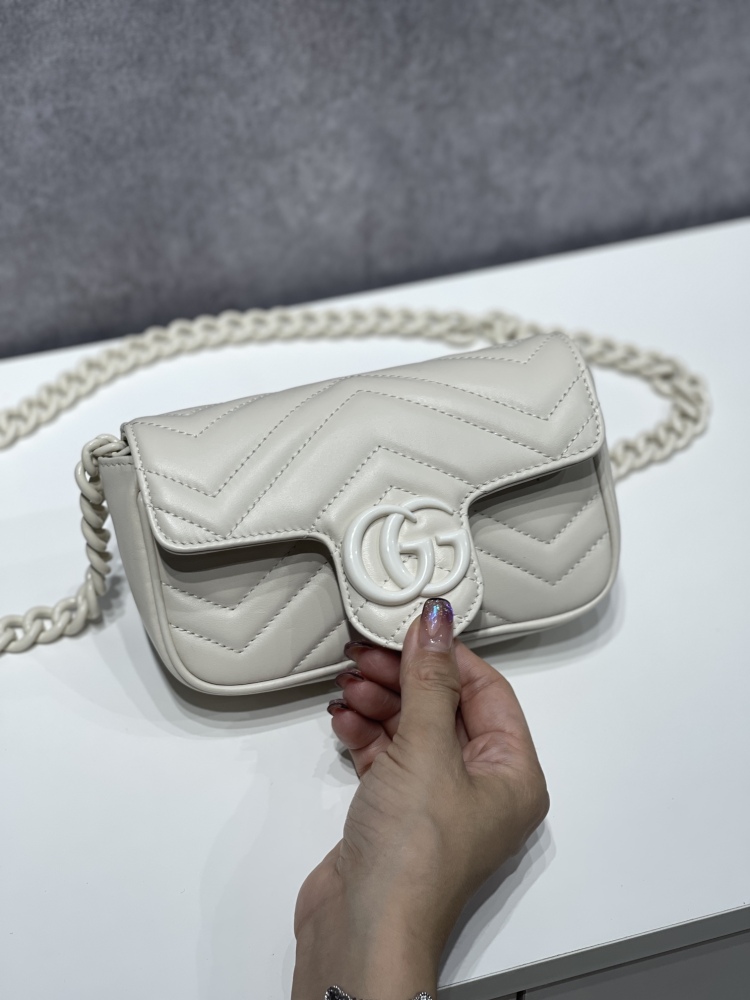Gucci  size 16.5*5*10