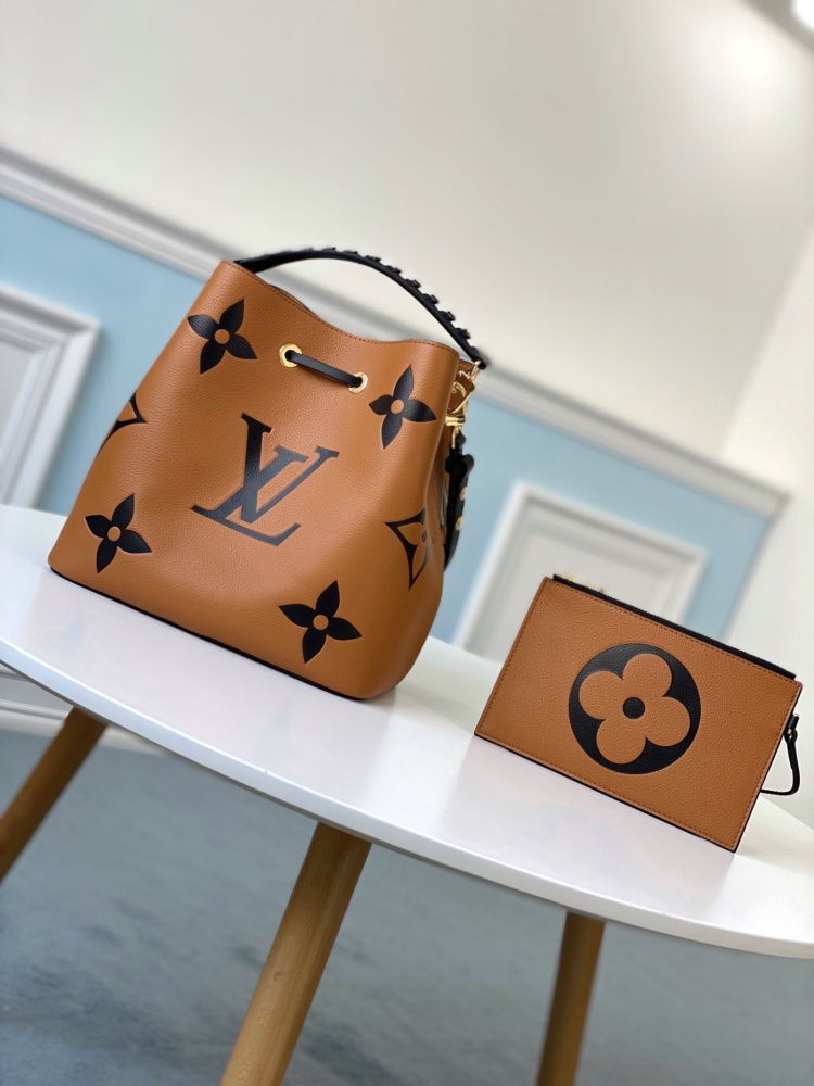 LV Monogram Bucket Bags  size 26.0 x 26.0 x 17.5