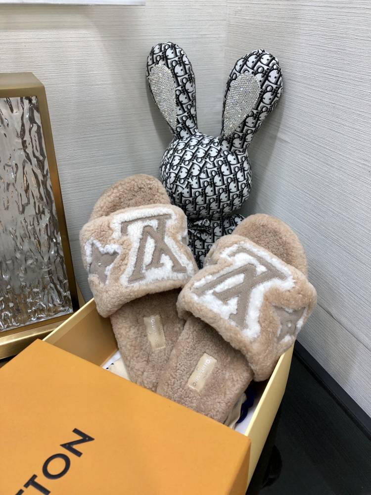 LV slippers lvu SIZE  lv毛拖