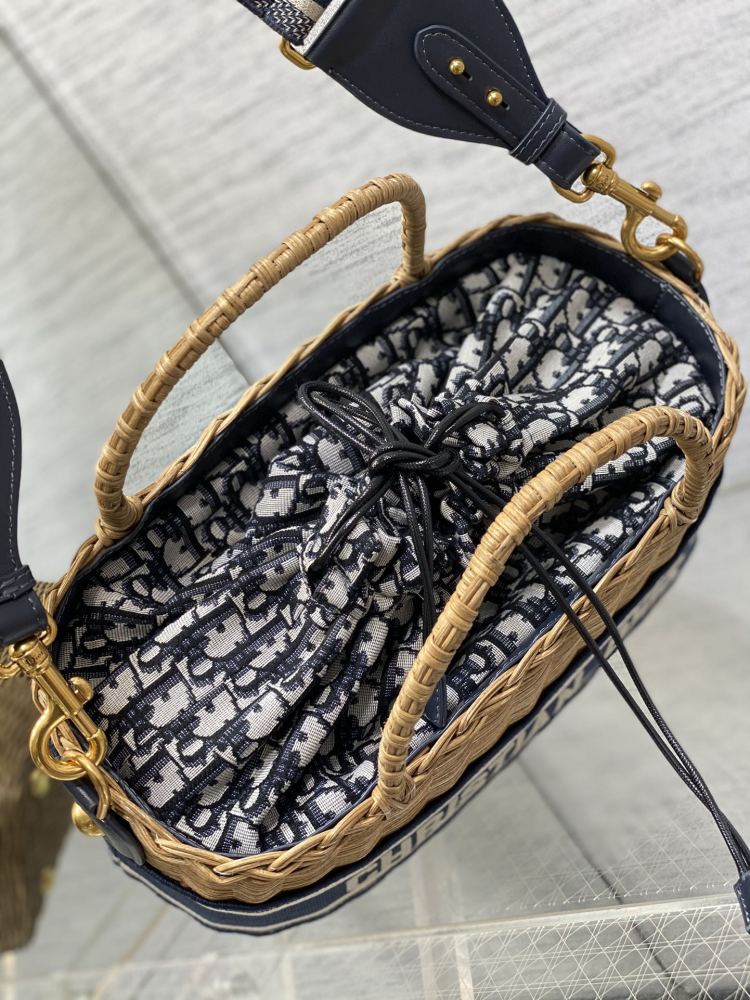 wicker Dior bucket size