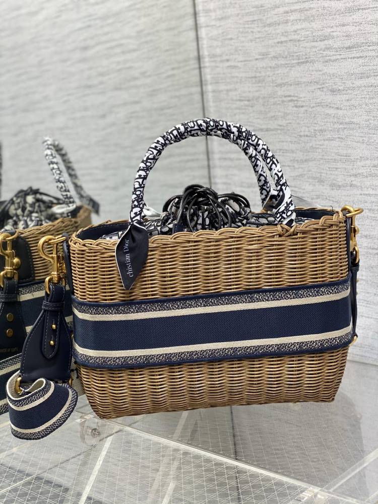 wicker Dior bucket size