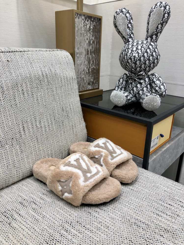 LV slippers lvu SIZE  lv毛拖
