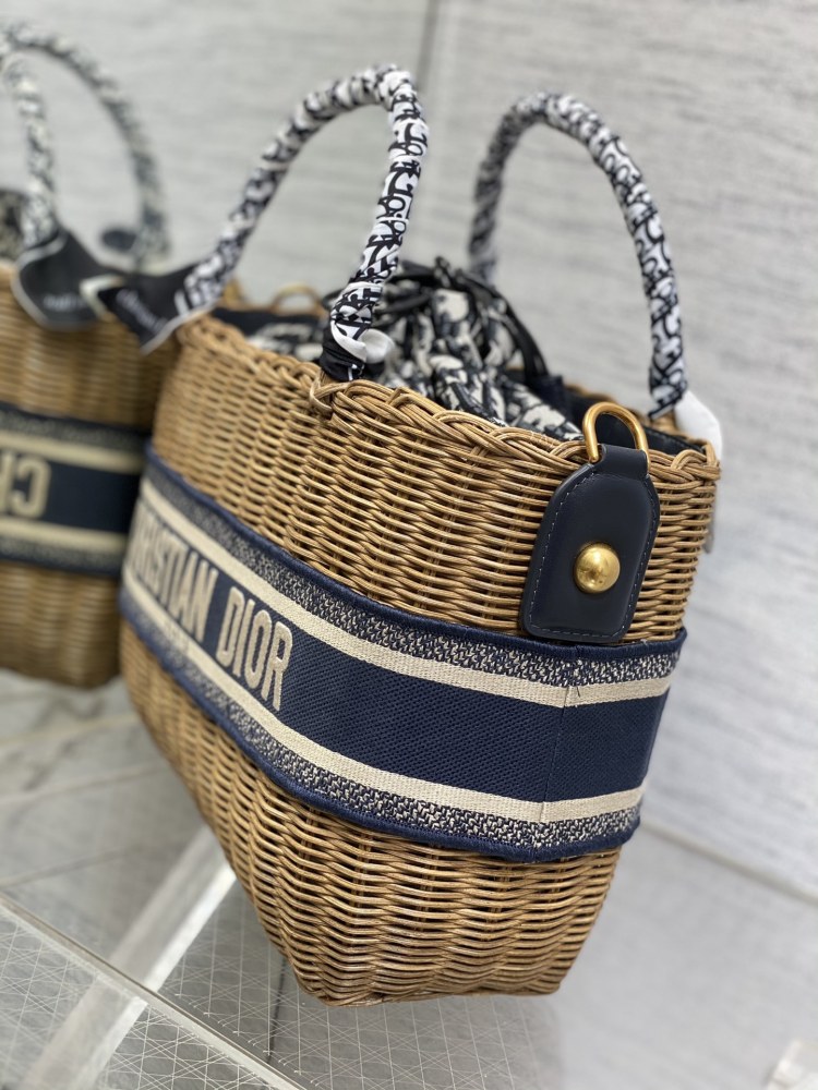 wicker Dior bucket size