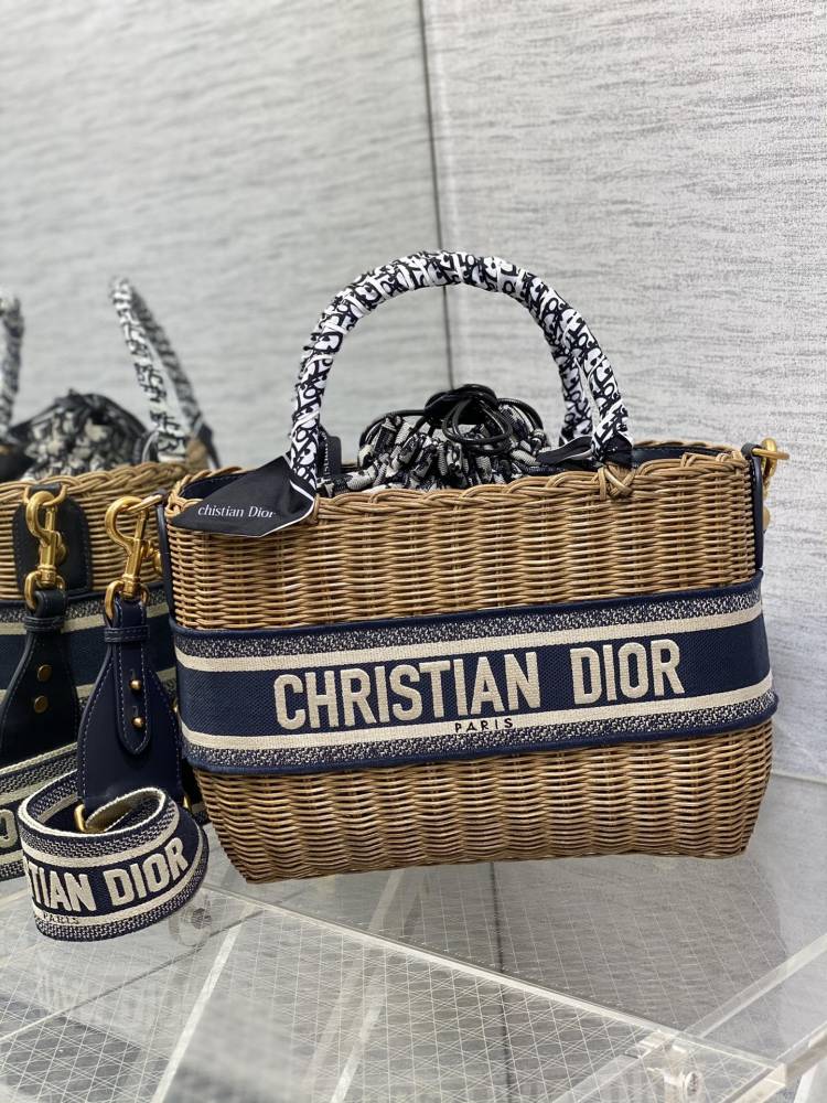 wicker Dior bucket size